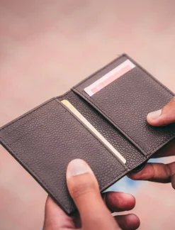Pied de Biche Maroquinerie>Porte Cartes Livret Chocolat Graine
